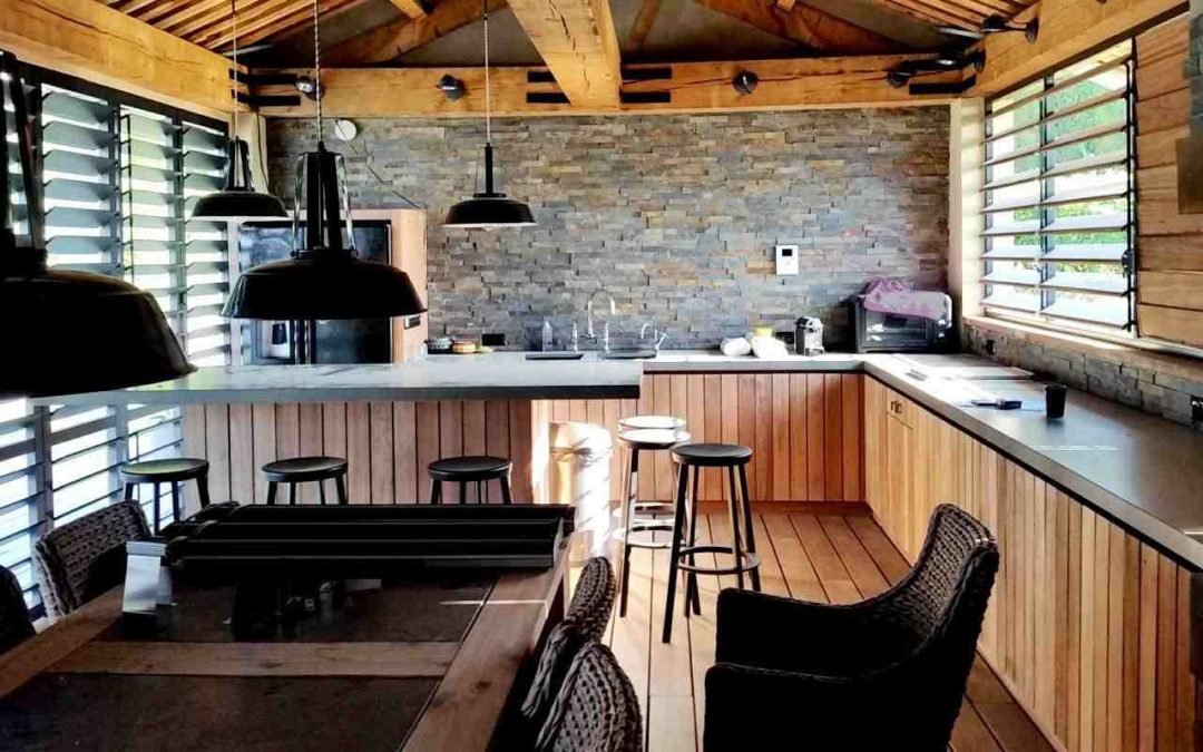 Buitenshutters in poolhouse