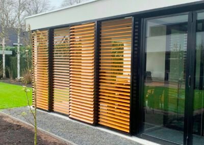 aluminium buitenshutters, schuifpanelen met kantelbare louvers voor het terras, overkapping of veranda.